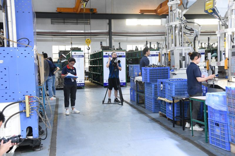 CCTV reporters took pictures of factory processes