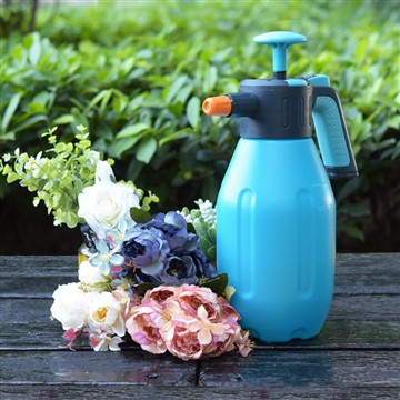 আমার বাগান হাইড্রেটেড রাখা: আমার বিশ্বস্ত জল দেওয়ার ক্যান সহ একটি দিন