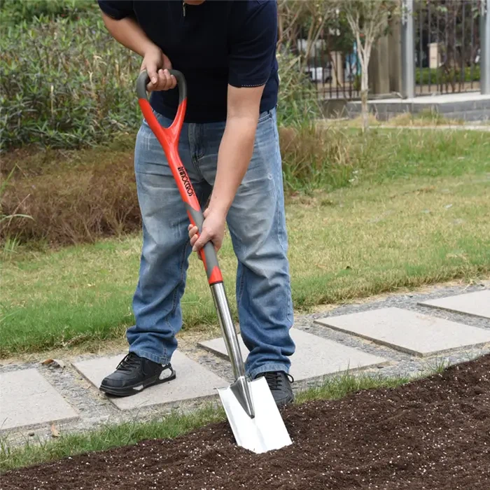স্টেইনলেস বনাম কার্বন: বাগানের সরঞ্জাম নির্বাচন করা