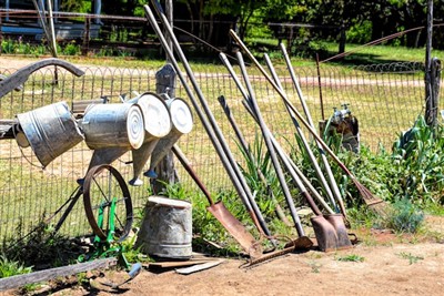ল্যান্ডস্কেপ ডিজাইন এবং প্রয়োজনীয় বাগান সরঞ্জামগুলির মৌলিক উপাদানগুলি কী কী?